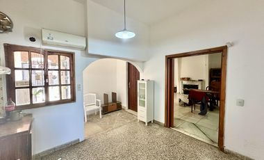 Gran chalet en Venta de 8 amb. Galería. Patio con parrilla. Oficinas ind. Centro Zárate