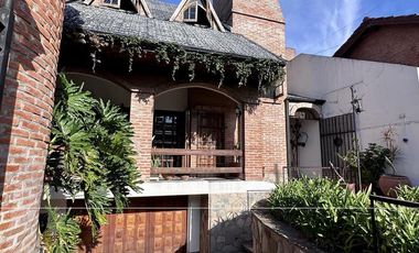 Gran chalet en Venta de 8 amb. Galería. Patio con parrilla. Oficinas ind. Centro Zárate