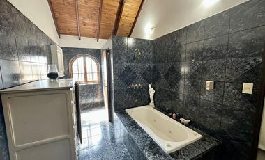 Gran chalet en Venta de 8 amb. Galería. Patio con parrilla. Oficinas ind. Centro Zárate