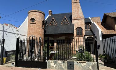 Gran chalet en Venta de 8 amb. Galería. Patio con parrilla. Oficinas ind. Centro Zárate