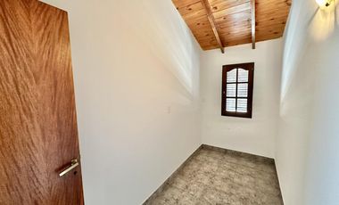 Gran chalet en Venta de 8 amb. Galería. Patio con parrilla. Oficinas ind. Centro Zárate