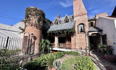 Gran chalet en Venta de 8 amb. Galería. Patio con parrilla. Oficinas ind. Centro Zárate