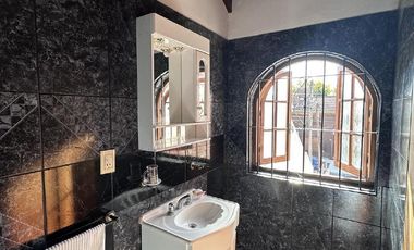 Gran chalet en Venta de 8 amb. Galería. Patio con parrilla. Oficinas ind. Centro Zárate