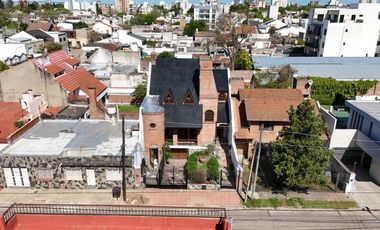 Gran chalet en Venta de 8 amb. Galería. Patio con parrilla. Oficinas ind. Centro Zárate