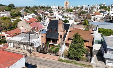 Gran chalet en Venta de 8 amb. Galería. Patio con parrilla. Oficinas ind. Centro Zárate