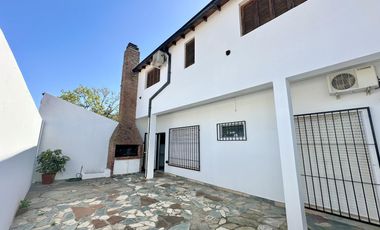 Gran chalet en Venta de 8 amb. Galería. Patio con parrilla. Oficinas ind. Centro Zárate