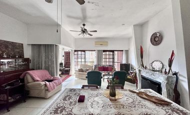 Gran chalet en Venta de 8 amb. Galería. Patio con parrilla. Oficinas ind. Centro Zárate