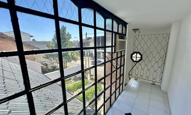 Gran chalet en Venta de 8 amb. Galería. Patio con parrilla. Oficinas ind. Centro Zárate