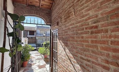 Gran chalet en Venta de 8 amb. Galería. Patio con parrilla. Oficinas ind. Centro Zárate