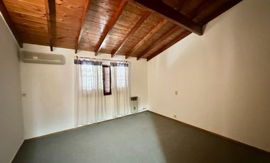 Gran chalet en Venta de 8 amb. Galería. Patio con parrilla. Oficinas ind. Centro Zárate