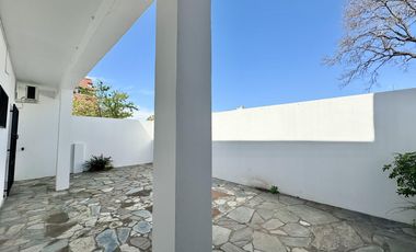 Gran chalet en Venta de 8 amb. Galería. Patio con parrilla. Oficinas ind. Centro Zárate