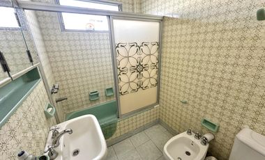 Gran chalet en Venta de 8 amb. Galería. Patio con parrilla. Oficinas ind. Centro Zárate