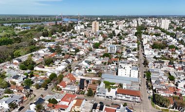 Gran chalet en Venta de 8 amb. Galería. Patio con parrilla. Oficinas ind. Centro Zárate