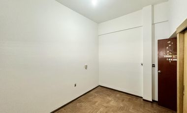 Gran chalet en Venta de 8 amb. Galería. Patio con parrilla. Oficinas ind. Centro Zárate