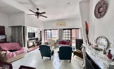 Gran chalet en Venta de 8 amb. Galería. Patio con parrilla. Oficinas ind. Centro Zárate