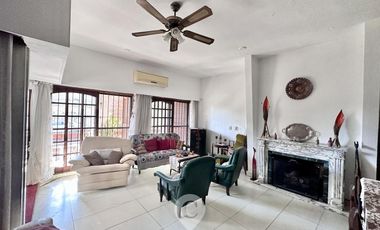 Gran chalet en Venta de 8 amb. Galería. Patio con parrilla. Oficinas ind. Centro Zárate