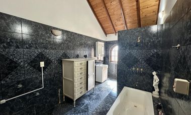 Gran chalet en Venta de 8 amb. Galería. Patio con parrilla. Oficinas ind. Centro Zárate