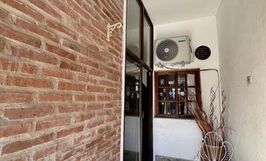 Gran chalet en Venta de 8 amb. Galería. Patio con parrilla. Oficinas ind. Centro Zárate