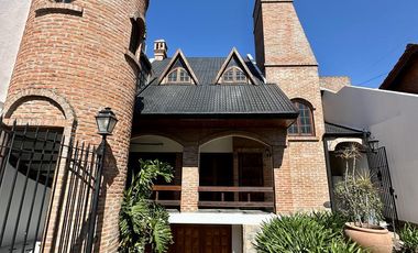 Gran chalet en Venta de 8 amb. Galería. Patio con parrilla. Oficinas ind. Centro Zárate
