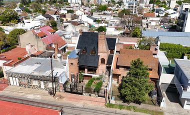 Gran chalet en Venta de 8 amb. Galería. Patio con parrilla. Oficinas ind. Centro Zárate