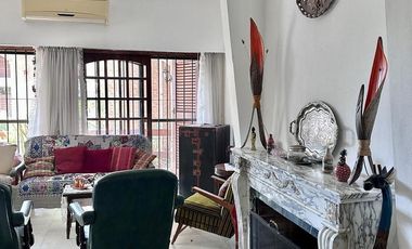 Gran chalet en Venta de 8 amb. Galería. Patio con parrilla. Oficinas ind. Centro Zárate