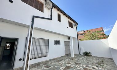 Gran chalet en Venta de 8 amb. Galería. Patio con parrilla. Oficinas ind. Centro Zárate