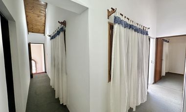 Gran chalet en Venta de 8 amb. Galería. Patio con parrilla. Oficinas ind. Centro Zárate