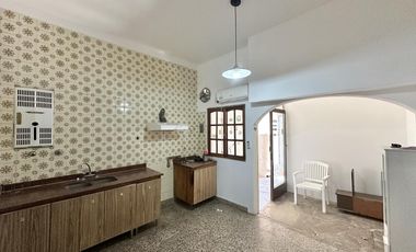 Gran chalet en Venta de 8 amb. Galería. Patio con parrilla. Oficinas ind. Centro Zárate