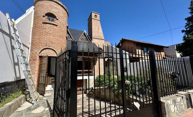 Gran chalet en Venta de 8 amb. Galería. Patio con parrilla. Oficinas ind. Centro Zárate