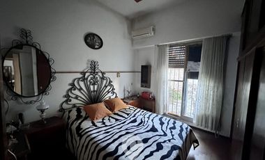 Gran chalet en Venta de 8 amb. Galería. Patio con parrilla. Oficinas ind. Centro Zárate