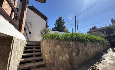 Gran chalet en Venta de 8 amb. Galería. Patio con parrilla. Oficinas ind. Centro Zárate