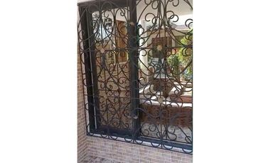 SE VENDE CASA DE TRES PISOS EN CONJUNTO CERRADO EN CARTAGO