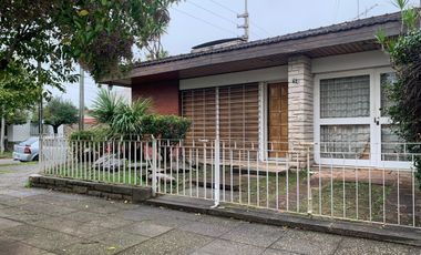 Casa  en Venta Haedo / Moron (A004 4639)