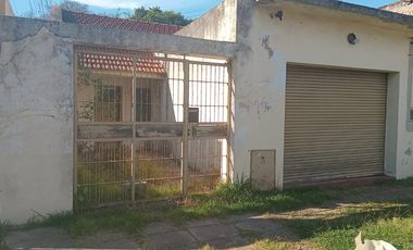 Casa  en Venta Villa Sarmiento / Moron (A120 3801)