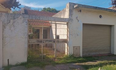Casa  en Venta Villa Sarmiento / Moron (A120 3801)
