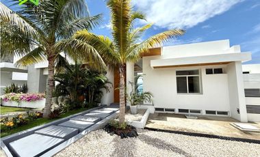 Casa con piscina y vista al mar en Urbanizacion Ciudad del Mar – Manta