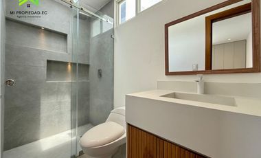 Casa con piscina y vista al mar en Urbanizacion Ciudad del Mar – Manta