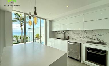 Casa con piscina y vista al mar en Urbanizacion Ciudad del Mar – Manta