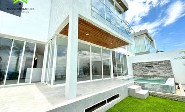 Casa con piscina y vista al mar en Urbanizacion Ciudad del Mar – Manta