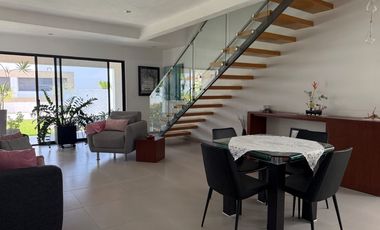 Casa en Venta en Corinto, Burgos Bugambilias Cuernavaca – 4 Recámaras, Jardín y Jacuzzi