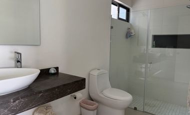 Casa en Venta en Corinto, Burgos Bugambilias Cuernavaca – 4 Recámaras, Jardín y Jacuzzi