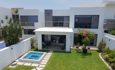 Casa en Venta en Corinto, Burgos Bugambilias Cuernavaca – 4 Recámaras, Jardín y Jacuzzi