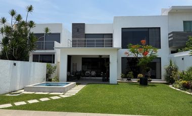 Casa en Venta en Corinto, Burgos Bugambilias Cuernavaca – 4 Recámaras, Jardín y Jacuzzi
