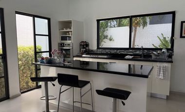 Casa en Venta en Corinto, Burgos Bugambilias Cuernavaca – 4 Recámaras, Jardín y Jacuzzi