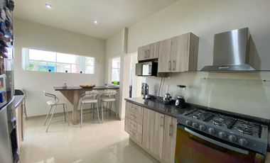 Casa en  Venta En Cumbres Del Lago Juriquilla Con Cuatro Recamaras