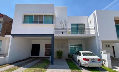 Casa en  Venta En Cumbres Del Lago Juriquilla Con Cuatro Recamaras