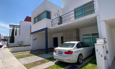 Casa en  Venta En Cumbres Del Lago Juriquilla Con Cuatro Recamaras
