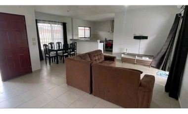 ALQUILER DE CASA EN DAVID 2 RECAMARAS 2 BAÑOS  CERCADA ATRAS