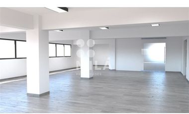 Oficina en Arriendo en Planta completa, remodelada, MUT