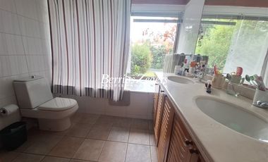 Casa en Arriendo en Hualtatas/ Tabancura
